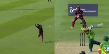Dwayne Bravo Takes Stunning Catch to Dismiss Faf du Plessis